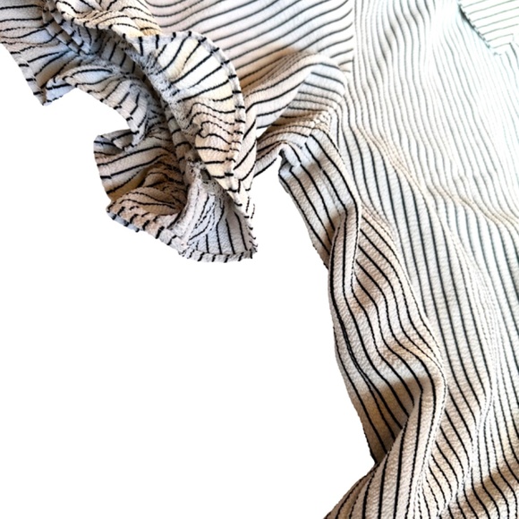 Black & White Pin Stripes Ruffle Sleeve Cropped Top - Picture 4 of 4
